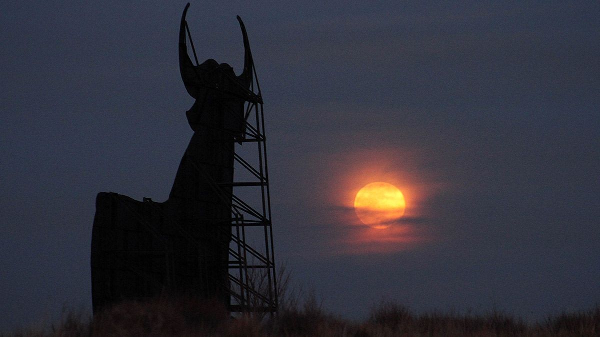 La superluna desde la comarca de los Oteros. | PEIO GARCÍA (ICAL)