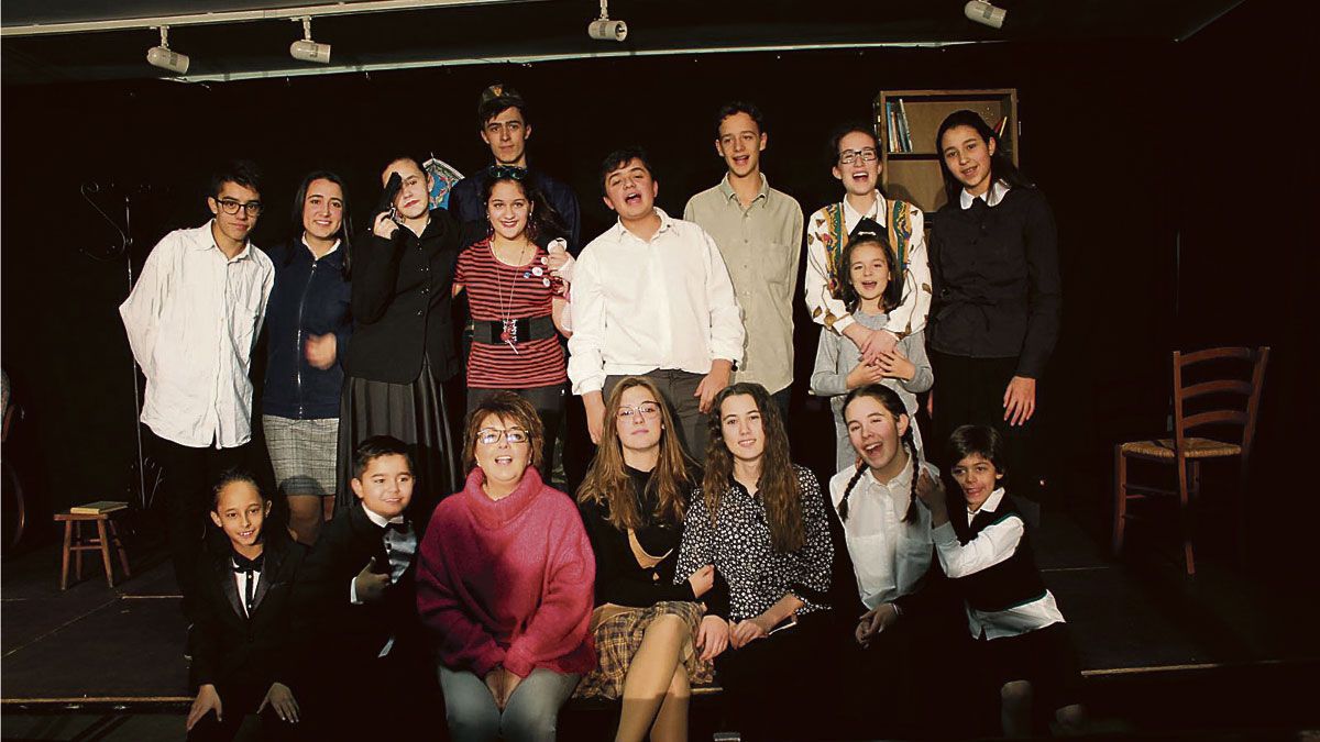 La directora escénica y dramaturga Rosana Fernández con un grupo de intérpretes de la división juvenil del grupo de teatro Balterius’98.