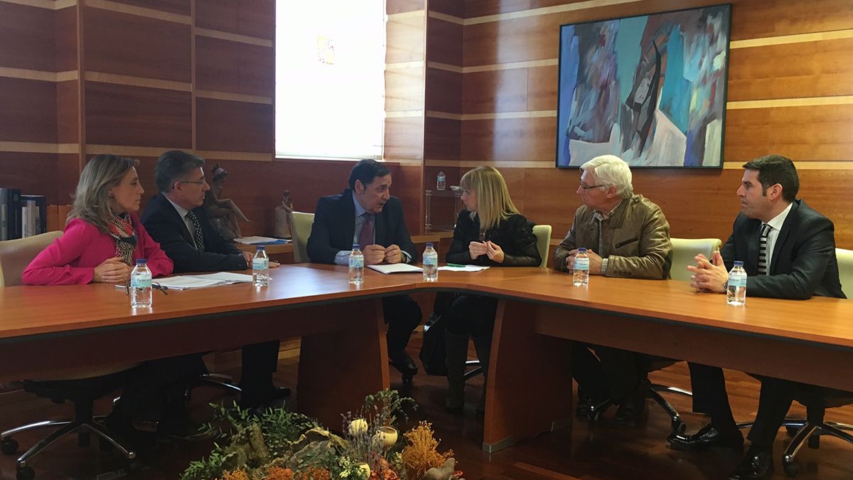 Un momento de la reunión mantenida entre Gancedo y Sáez Aguado. | L.N.C.