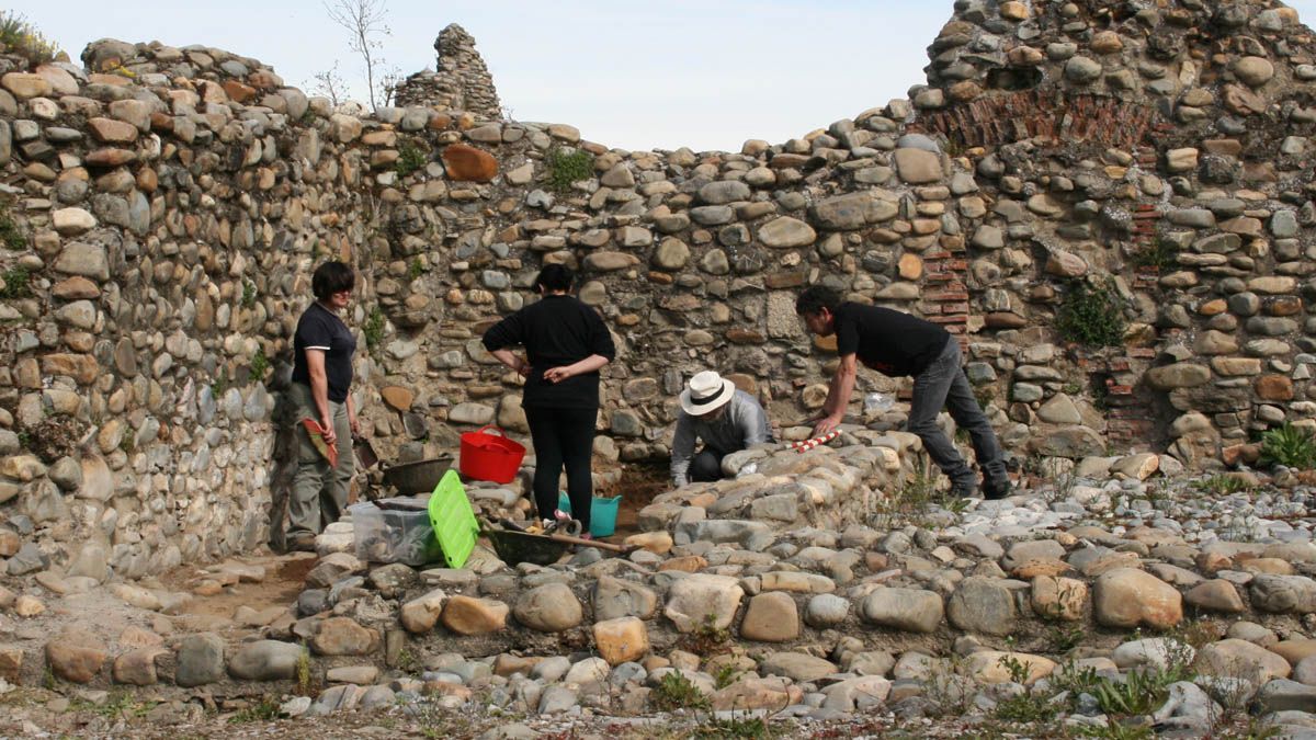 Un momento de la excavación en el monasterio, realizada la pasada Semana Santa. | L. N. C.