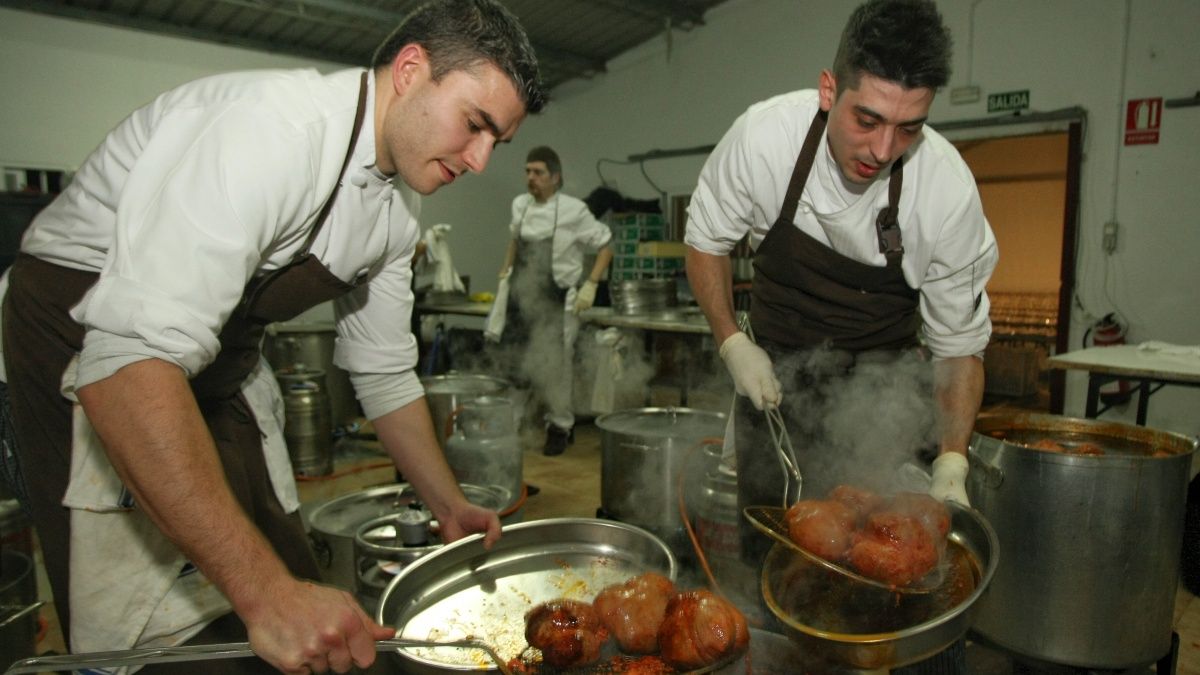 Imagen de archivo de la cocina del Festival, donde se cuecen más de mil botillos de ración. | Ical