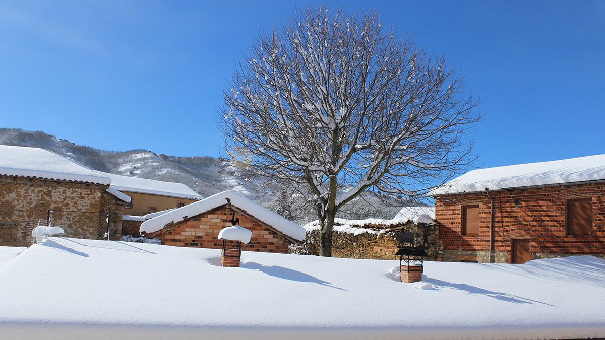 Un grueso manto de nieve cubre los tejados de Boñar. | ALFREDO HURTADO