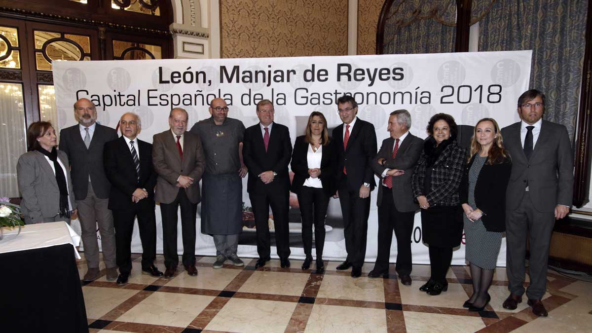 Antonio Silván y Juan Martínez Majo, junto a Susana Díaz, presentan ‘León, Manjar de Reyes’, CEG 2018, en Sevilla. | JUAN FLORES / ABC
