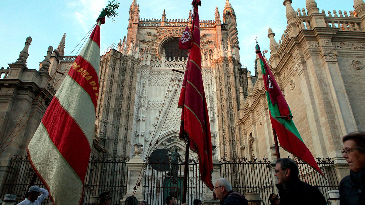 Desfile de pendones leoneses en Sevilla. | ICAL