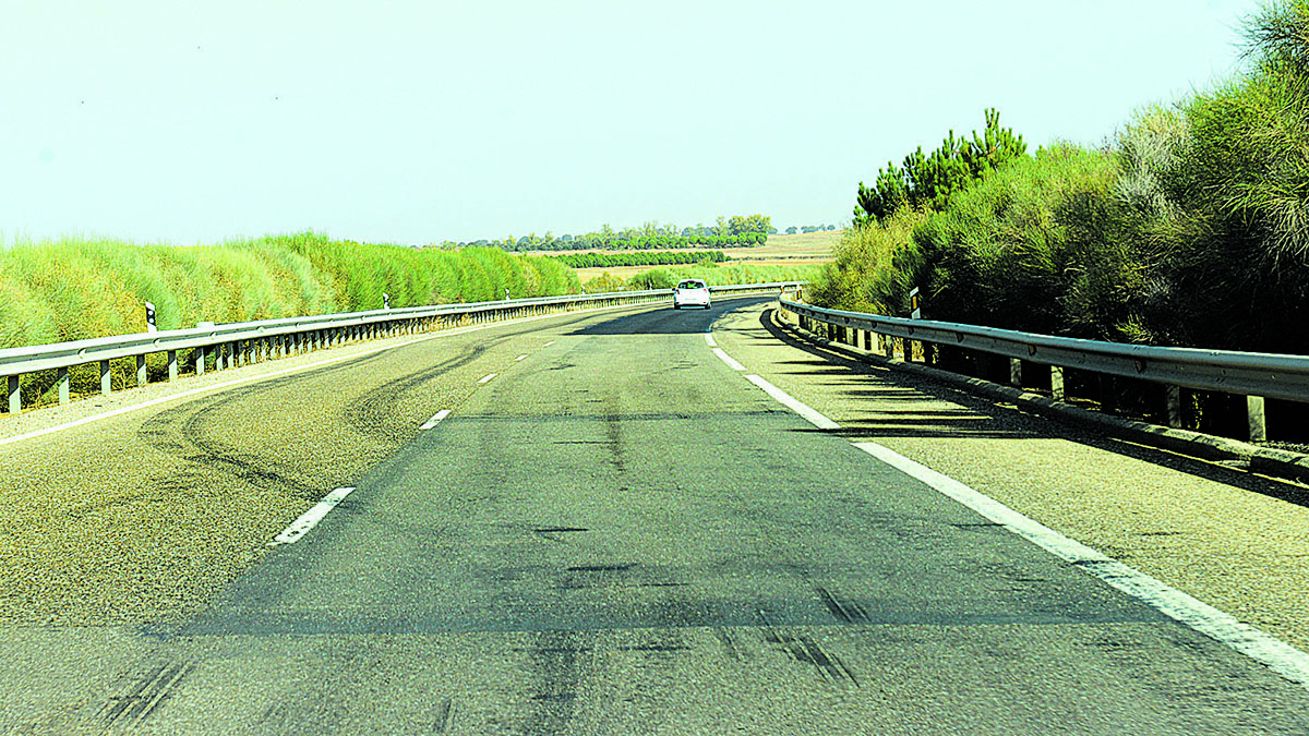 La A-66 entre León y Benavente es un camino lleno de baches en ambas direcciones que fue reparado ya en 2015 con 2,2 millones de euros. | MAURICIO PEÑA