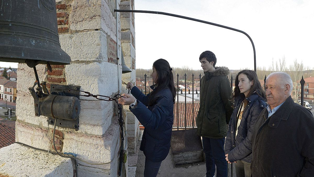 Silvia, la más joven del grupo (13 años) ensaya bajo la mirada de Pedro. Pedro y Fabiola esperan su turno para poder practicar todos esos toques que conforman el viejo y eterno lenguaje de las campanas. | MAURICIO PEÑA