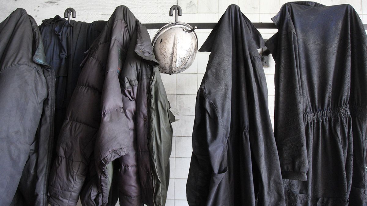 Ropa y casco de un minero en la mina del pozo Casares en Tremor de Arriba (León), una de las últimas minas de interior en cerrar en la comarca del Bierzo. | REPORTAJE GRÁFICO: CÉSAR SÁNCHEZ (ICAL)