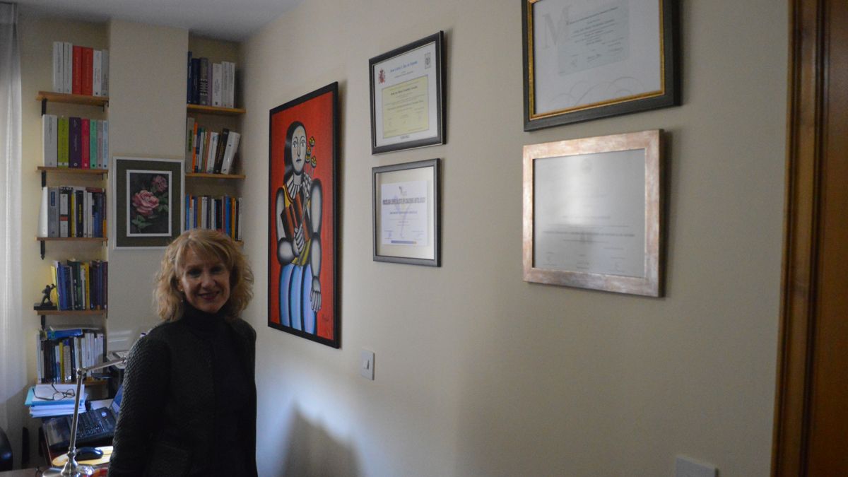 La psicóloga Ana María Fernández en su despacho de Ponferrada. | A. CARDENAL