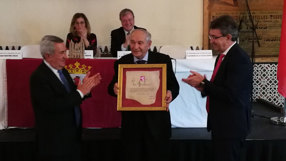 En el acto se homenajeó también a Pepe Colinas, el 'alma mater' de la Casa de León en Sevilla. | L.N.C.