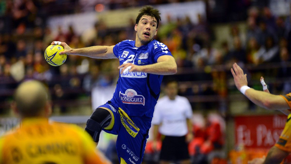 Mikel Aguirrezabalaga se dispone a lanzar a portería en el partido que el Ademar disputó a domicilio ante Villa de Aranda. | JAVIER QUINTANA