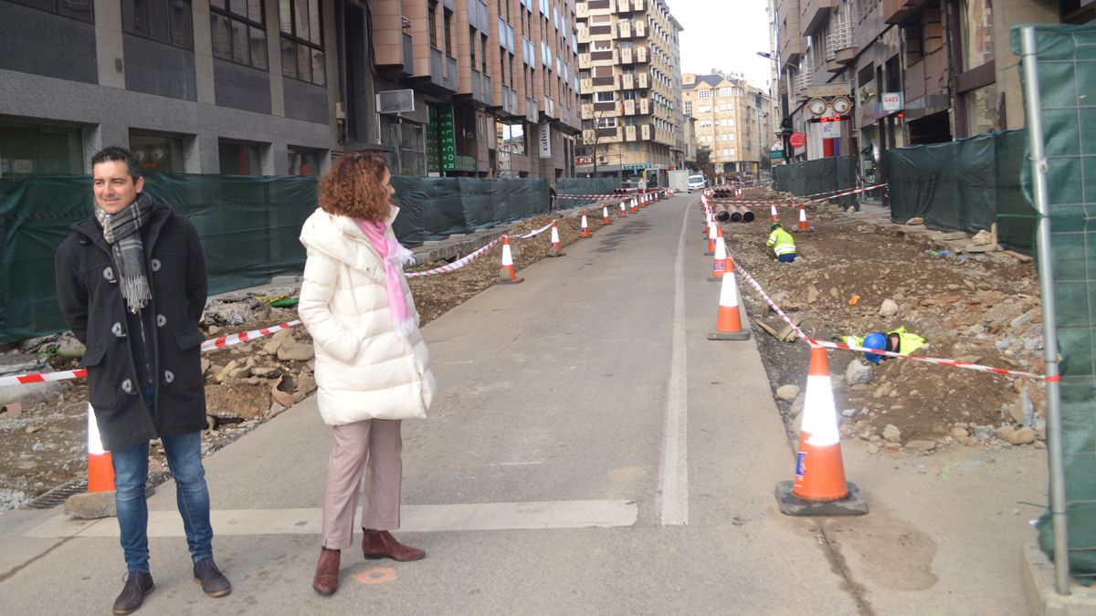 La alcaldesa de Ponferrada y el concejal de Obras visitan la remodelación del vial Camino de Santiago. | D.M.