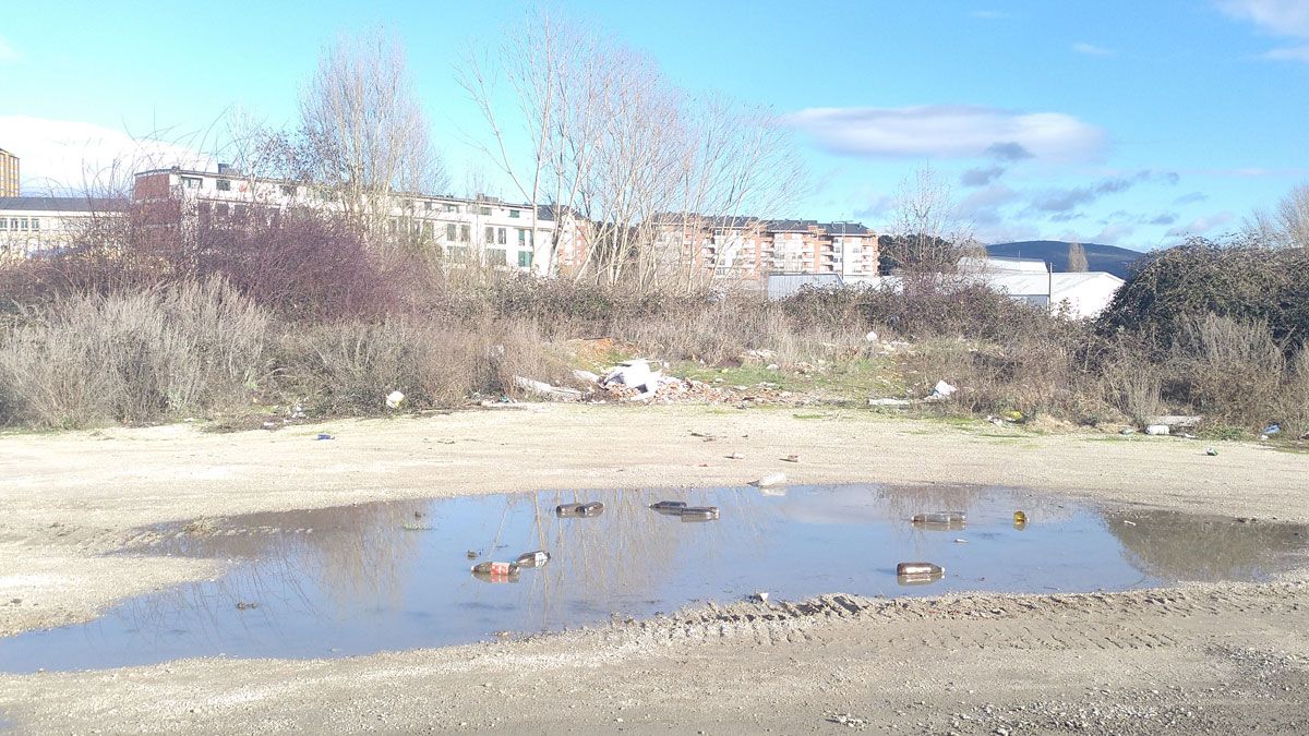 Los botellones siguen siendo una práctica habitual los fines de semana en la ciudad, como al lado del río, donde se ven los restos. | M.I.
