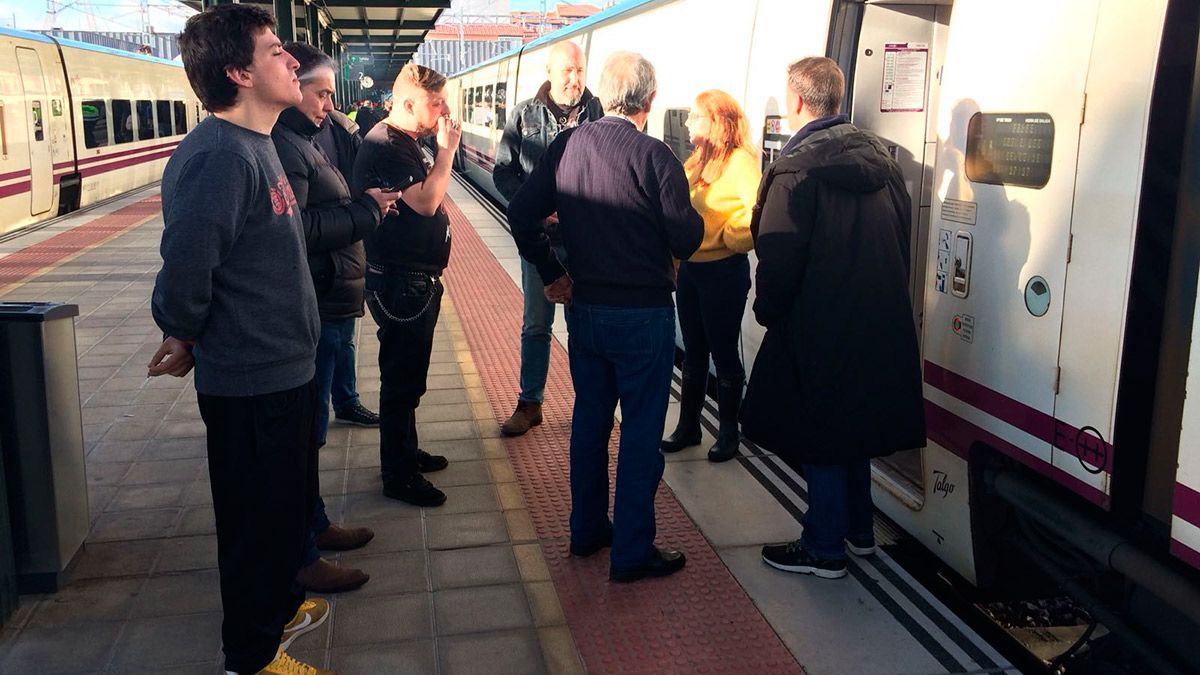 Los pasajeros del Alvia Gijón-Madrid, durante su parada en la estación de León este lunes por la tarde.