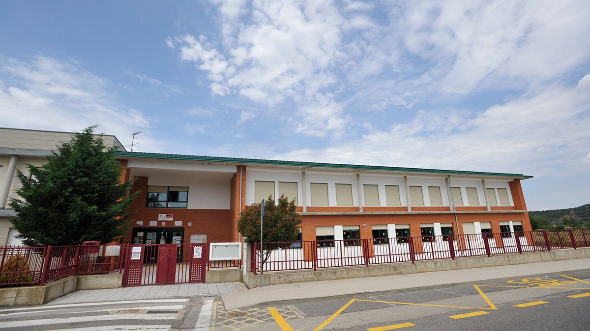El colegio Los Adiles, situado en Villaobispo de las Regueras. | DANIEL MARTÍN El colegio Los Adiles, situado en Villaobispo de las Regueras. | DANIEL MARTÍN