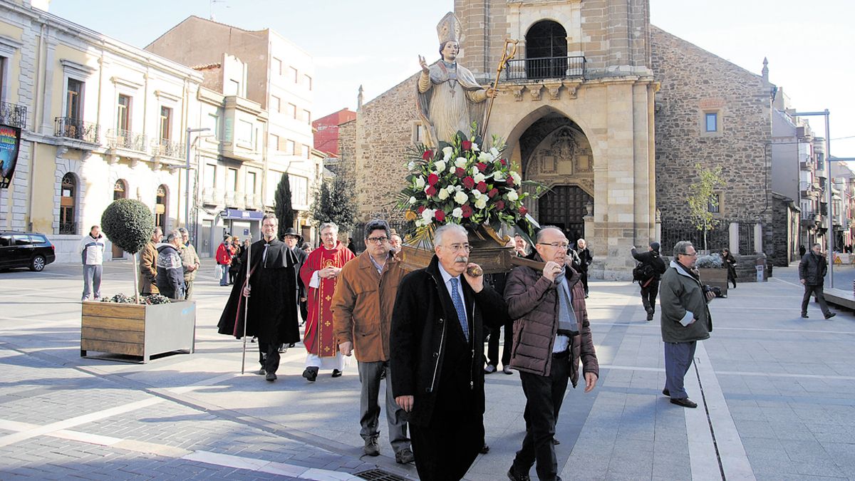 La procesión con el santo recorrió el centro de La Bañeza.