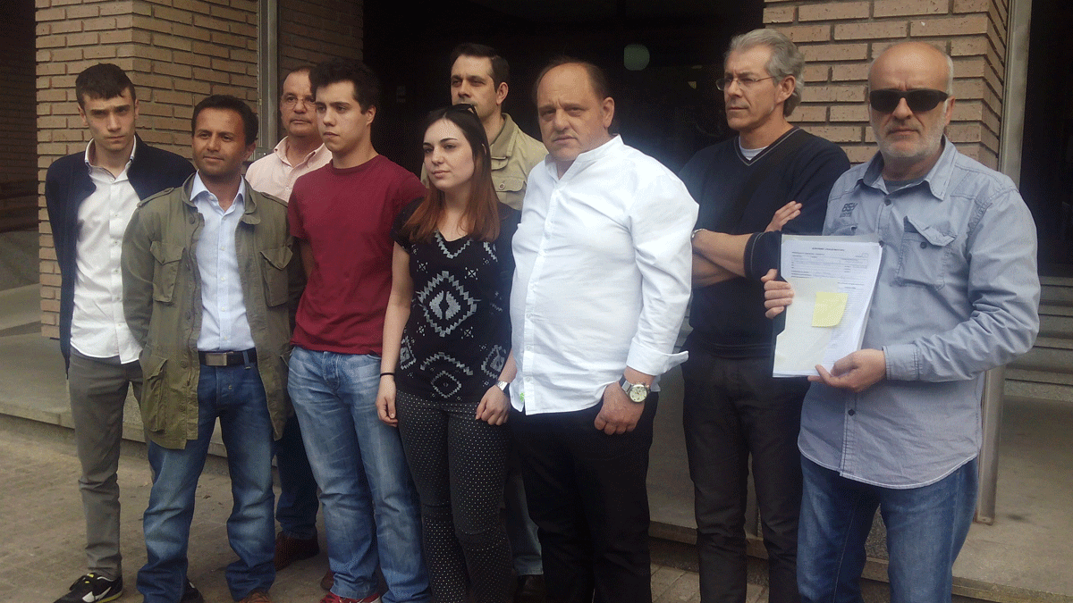 Candidatos de Ponferrada en Común, este lunes en los Juzgados. | L. N. C.