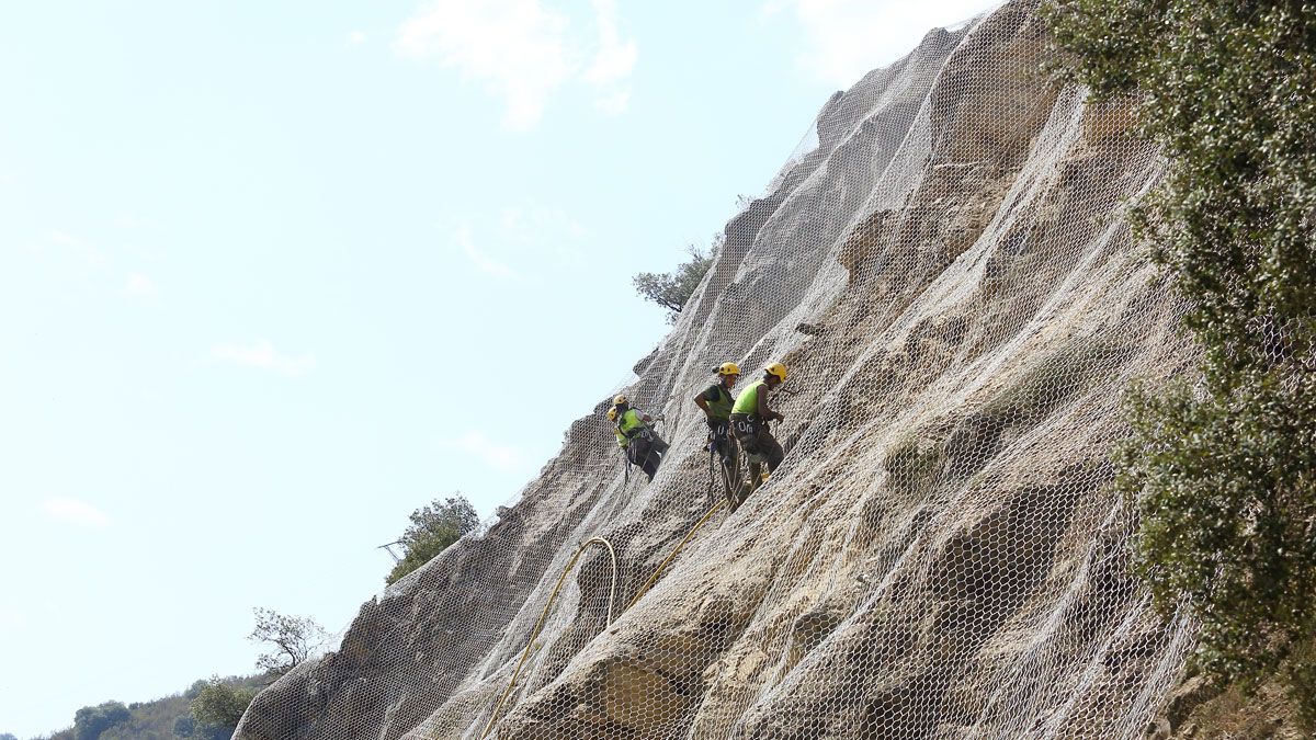 Trabajos en otra de las carreteras de Puente, la que le une con La baña, también para resolver desprendimientos. | ICAL