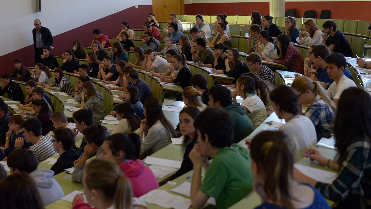 Estudiantes leoneses haciendo la antigua selectividad en el campus de Vegazana. | MAURICIO PEÑA