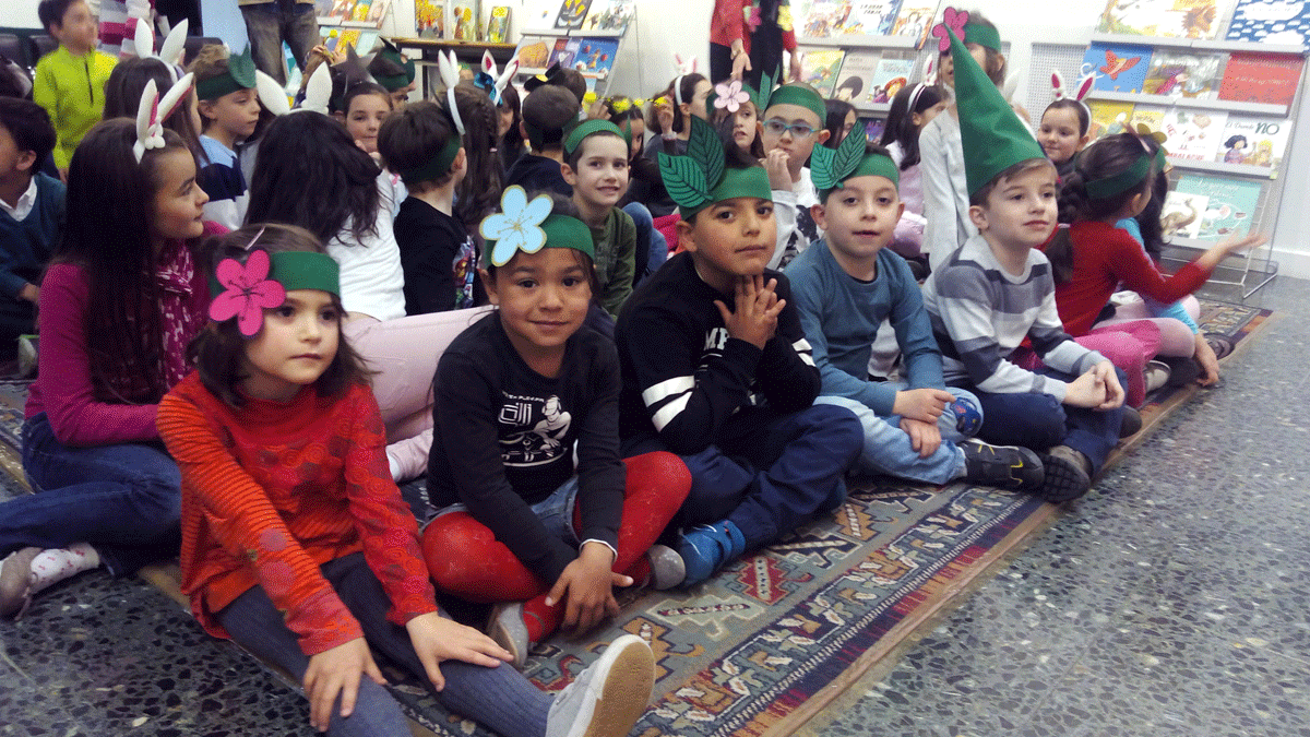 Varios niños participaron este lunes en el Salón del Libro Infantil, en la biblioteca de Ponferrada. | L. N. C.