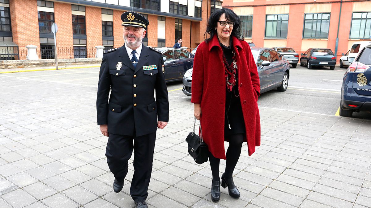 El jefe superior de Policía en Castilla y León, Jorge Zurita Bayona visita las dependencias de la Comisaría de Policía de Astorga (León), acompañado de la subdelegada del Gobierno, Teresa Mata.