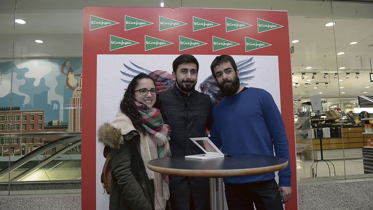 Rayden con una pareja de fans durante la firma de ejemplares de 'Antónimo' llevada a cabo en marzo del pasado año en El Corte Inglés de León. | MAURICIO PEÑA