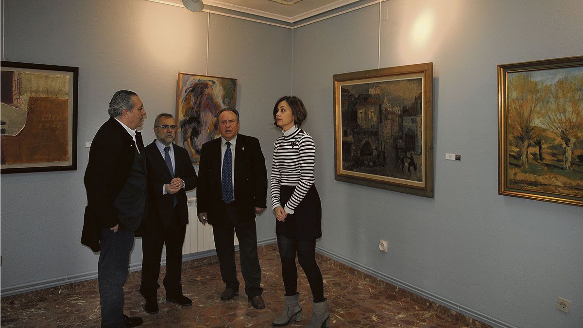 Representantes institucionales de la Diputación de León y del Ayuntamiento de La Bañeza ayer durante la inauguración de la muestra pictórica.