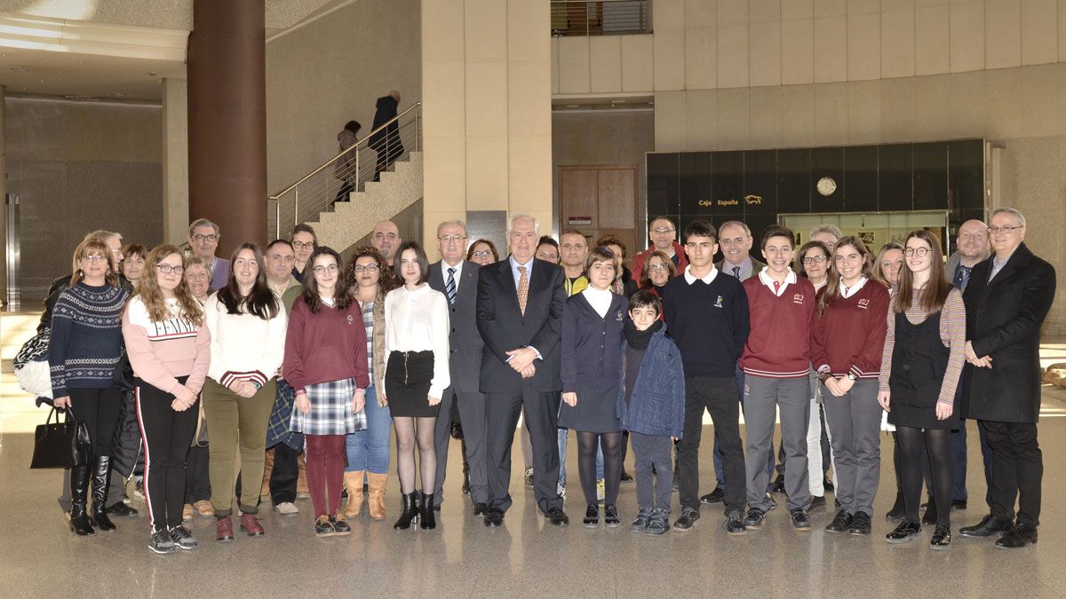 Fotografía de familia de los becados con el delegado de la Junta, Guillermo García, en el centro. | L.N.C.