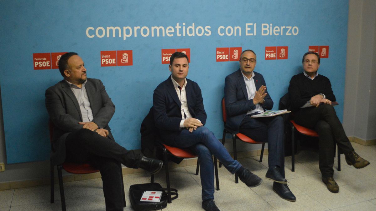 Tertulia sobre la situación actual y el futuro de Ciuden en la sede del PSOE en Ponferrada. | A. CARDENAL