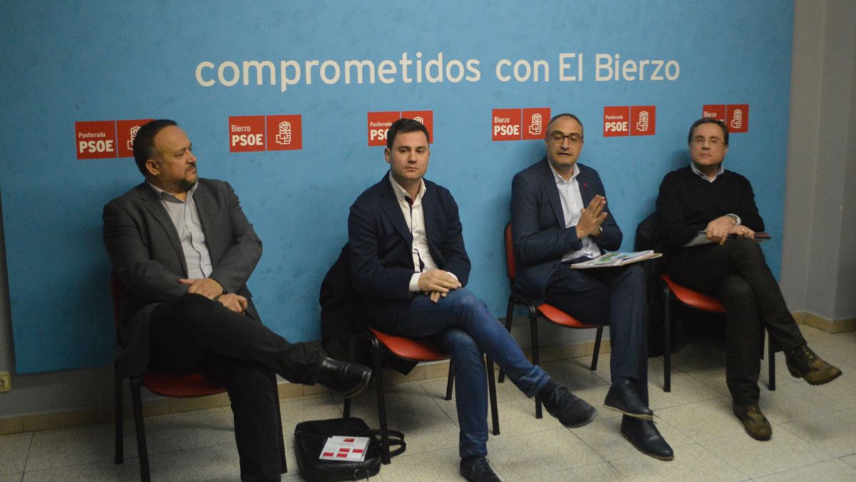Tertulia sobre la situación actual y el futuro de Ciuden en la sede del PSOE en Ponferrada. | A. CARDENAL Tertulia sobre la situación actual y el futuro de Ciuden en la sede del PSOE en Ponferrada. | A. CARDENAL