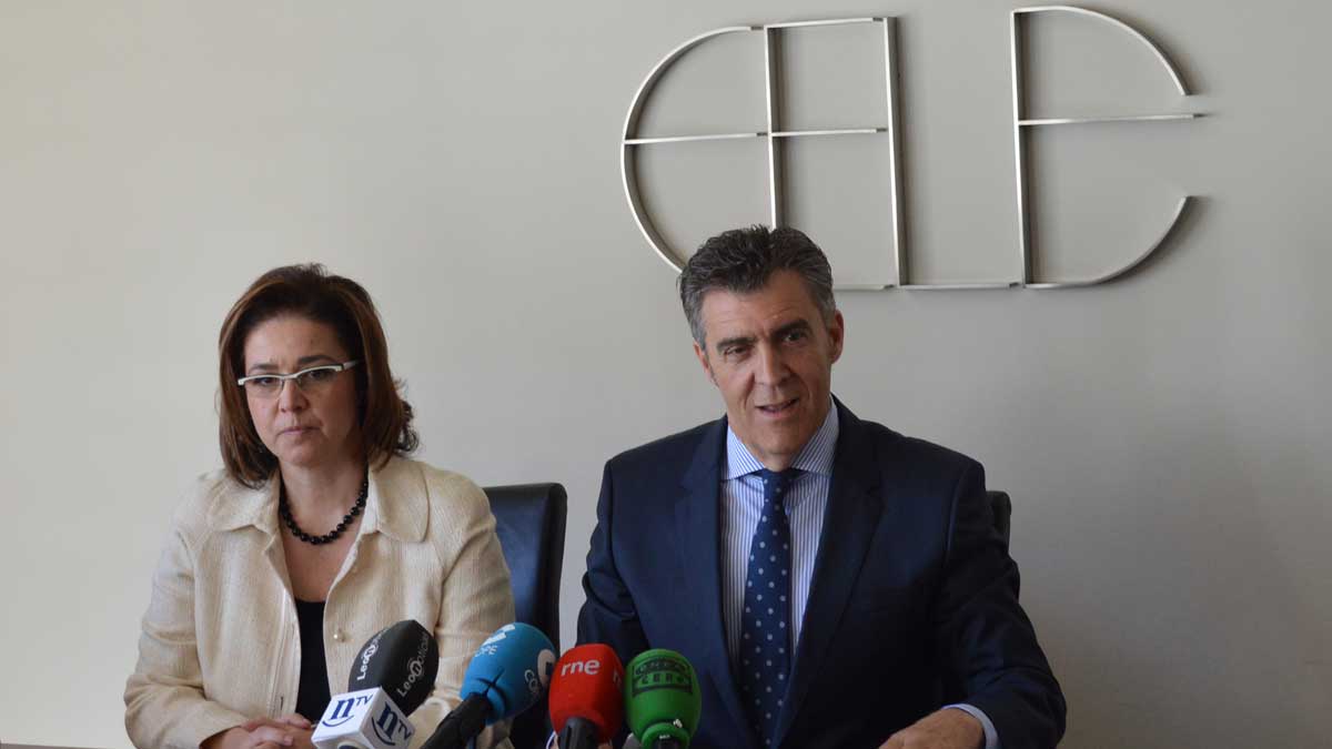La presidenta del Colegio, Nuria González, y el de la Fele, Javier Cepedano.