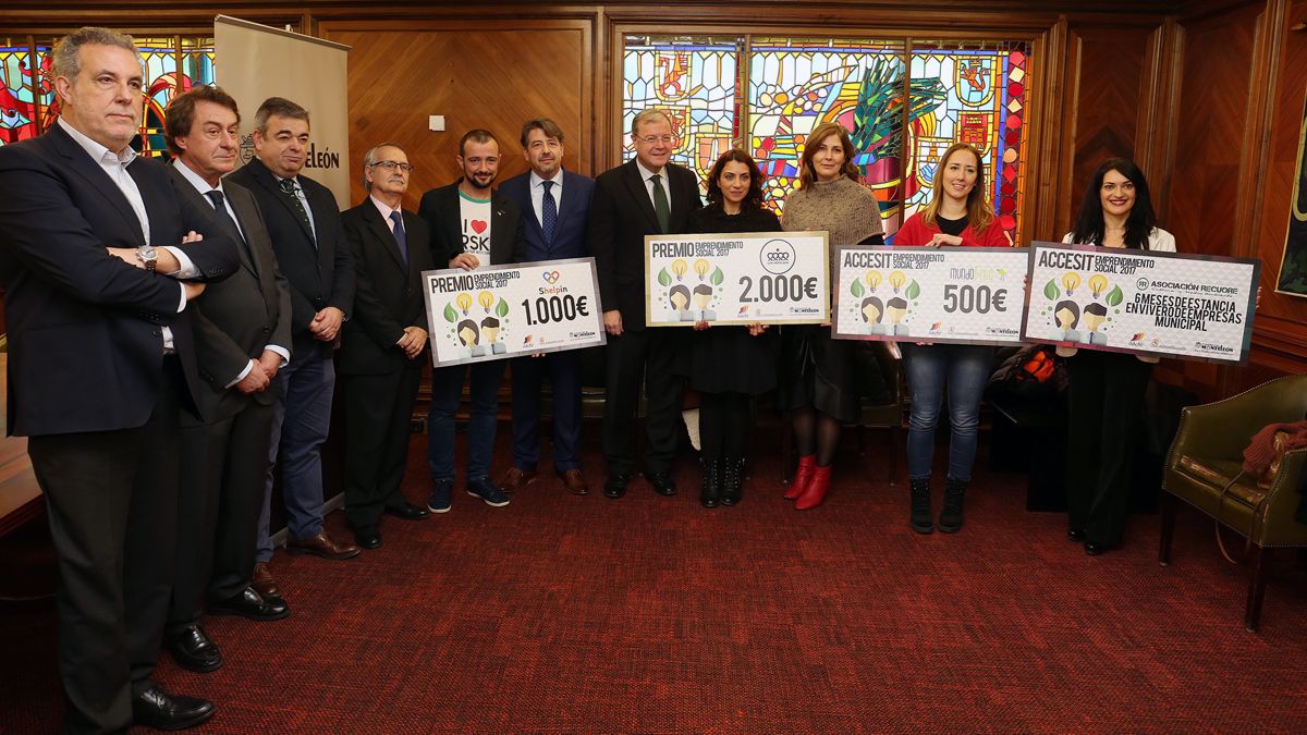 Foto de familia de las autoridades presentes con los premiados. | CÉSAR