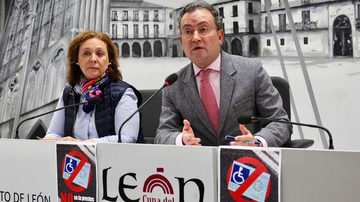 Aurora Baza y Fernando Salugero, durante la presentación de la campaña. | CÉSAR