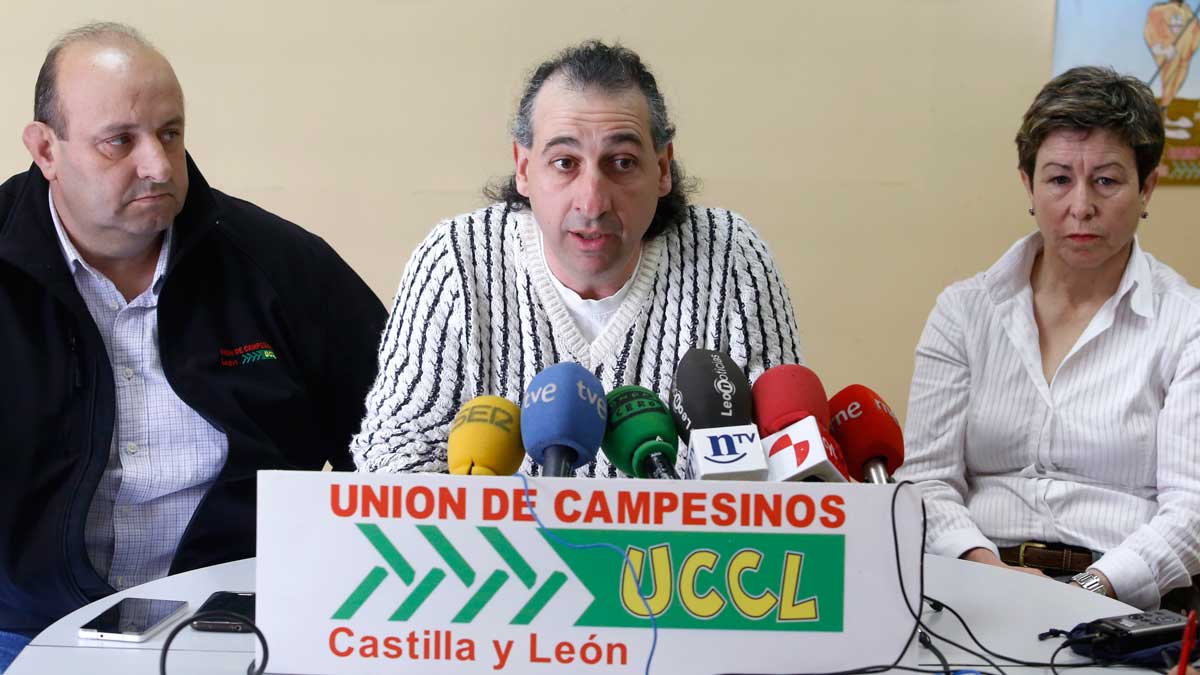 El secretario regional de la Unión de Campesinos de Castilla y León (UCCL), Jesús Manuel González, (centro) informa sobre el juicio | CARLOS S. CAMPILLO (ICAL)