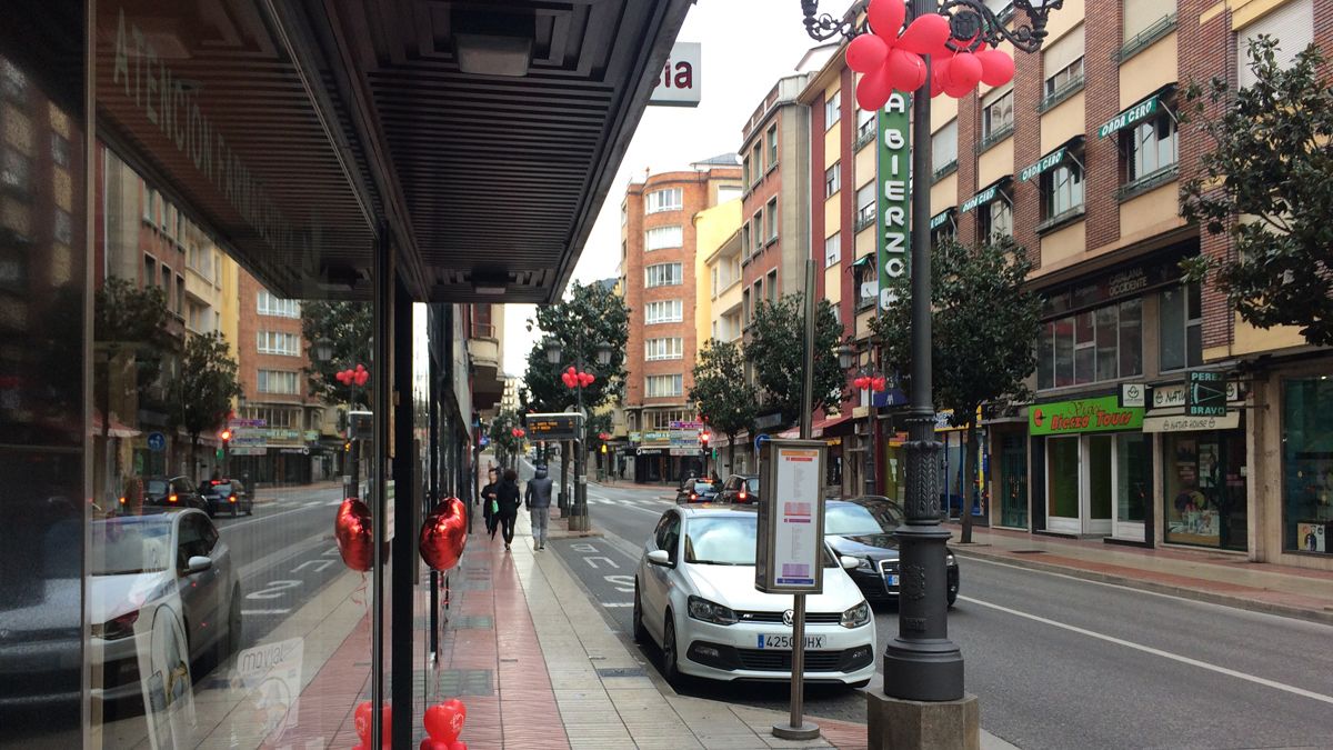 Uno de los escaparates de la avenida de La Puebla. | A.C.