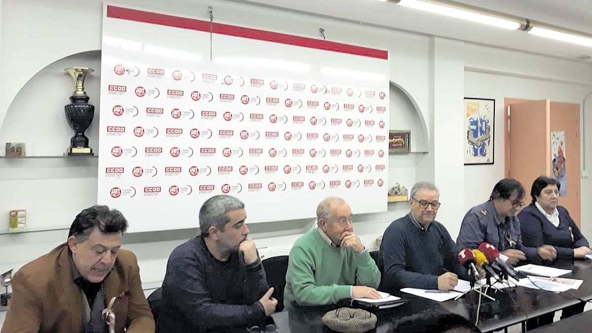 Los responsables de UGT y CCOO presentaron ayer la campaña de movilizaciones del ‘lazo marrón’. | L.N.C.