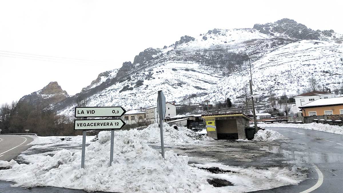 Fotografía del acceso a la localidad de La Vid de Gordón. | E. NIÑO