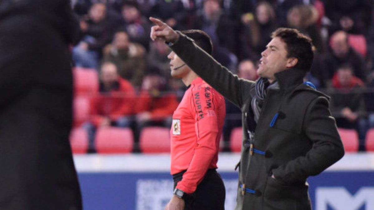 Rubi da instrucciones en el último choque en El Alcoraz. | LALIGA Rubi da instrucciones en el último choque en El Alcoraz. | LALIGA