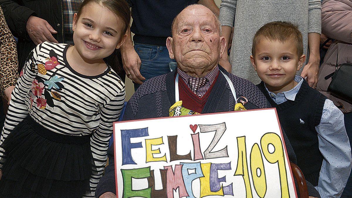 Saturnino de la Fuente en la celebración de sus 109 años. | MAURICIO PEÑA