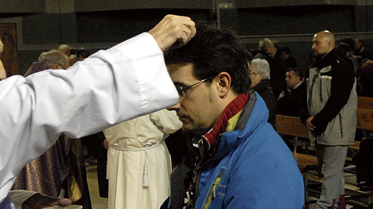 La imposición de ceniza, puerta a la antesala de la Semana Santa. | MAURICIO PEÑA La imposición de ceniza, puerta a la antesala de la Semana Santa. | MAURICIO PEÑA