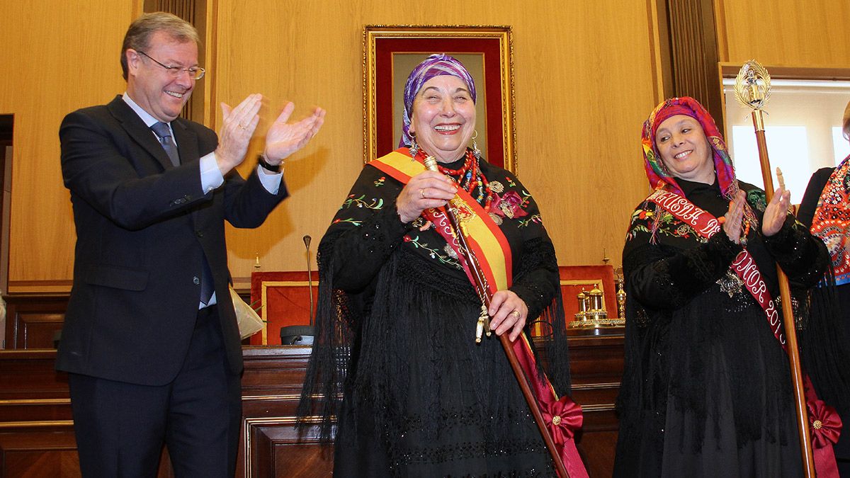 El alcalde de León, Antonio Silván, impone la Banda y la Medalla de León y cede el Bastón de Mando de la Ciudad a la Águeda Mayor 2018, Mª Ángeles Fernández Cerezal. | ICAL