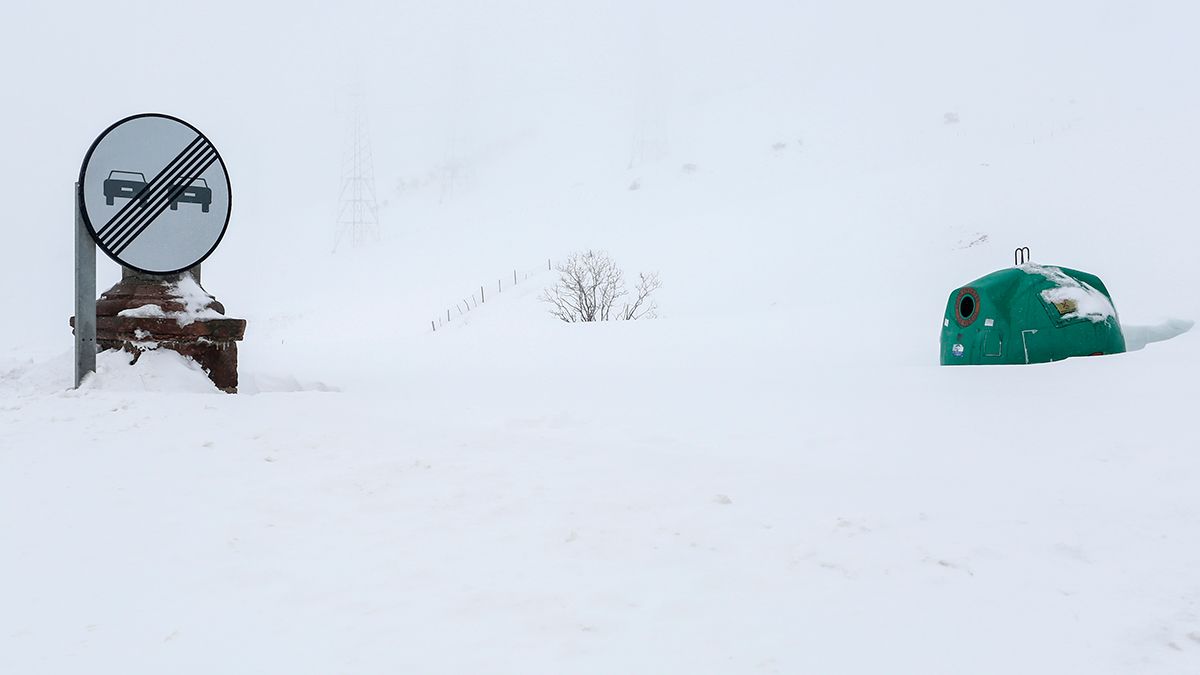 La localidad leonesa de Arbas del Puerto, afectada por la nieve. | ICAL