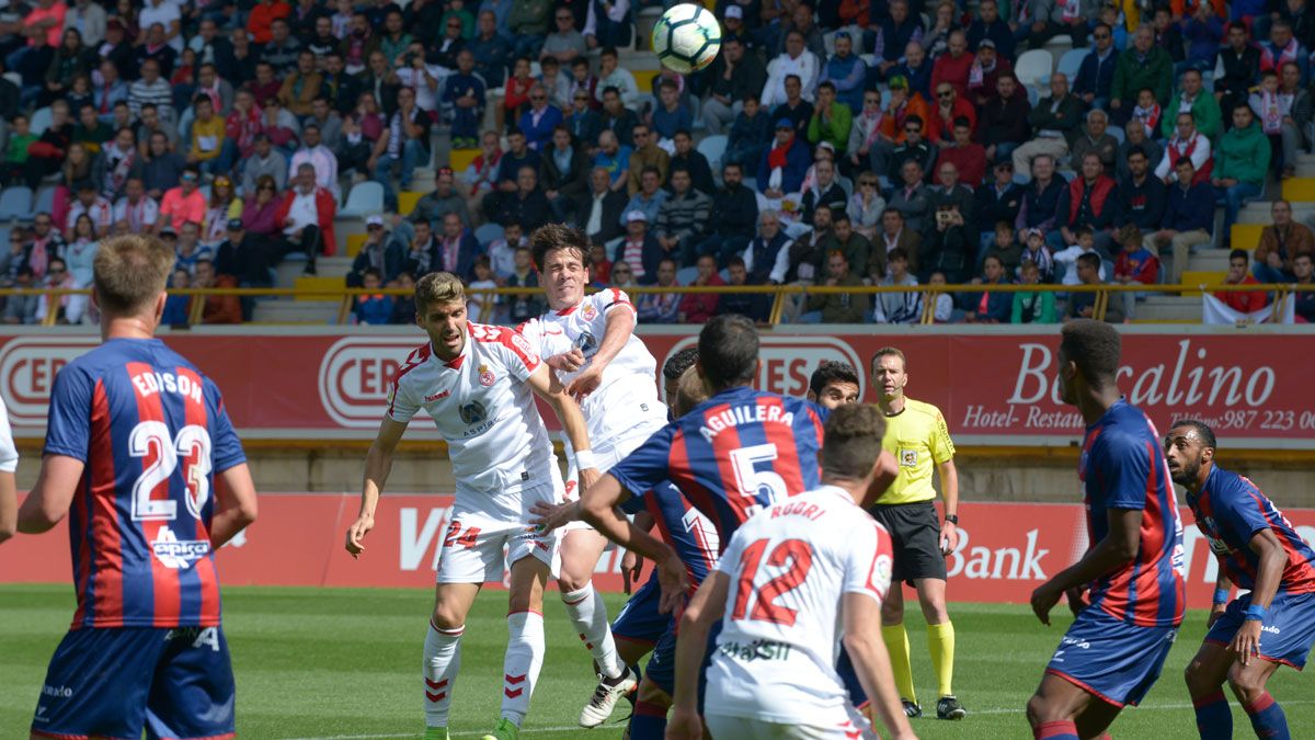 Guarrotxena e IvánGonzález buscan rematar un balón aéreo durante el encuentro de la primera vuelta frente al Huesca. | MAURICIO PEÑA