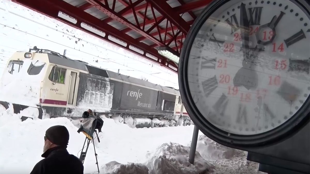 Busdongo el pasado lunes cuando se suspendió el tráfico ferroviario por la nieve. | L.N.C.