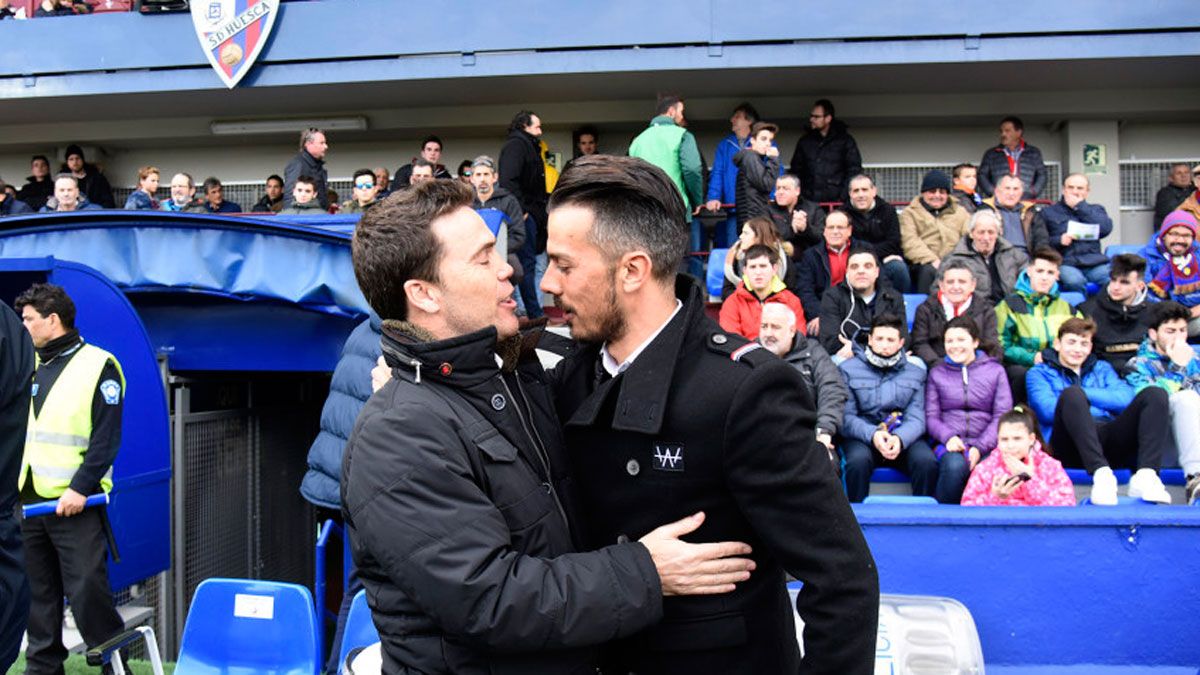 De la Barrera y Rubi se saludan antes del inicio del encuentro. | LALIGA