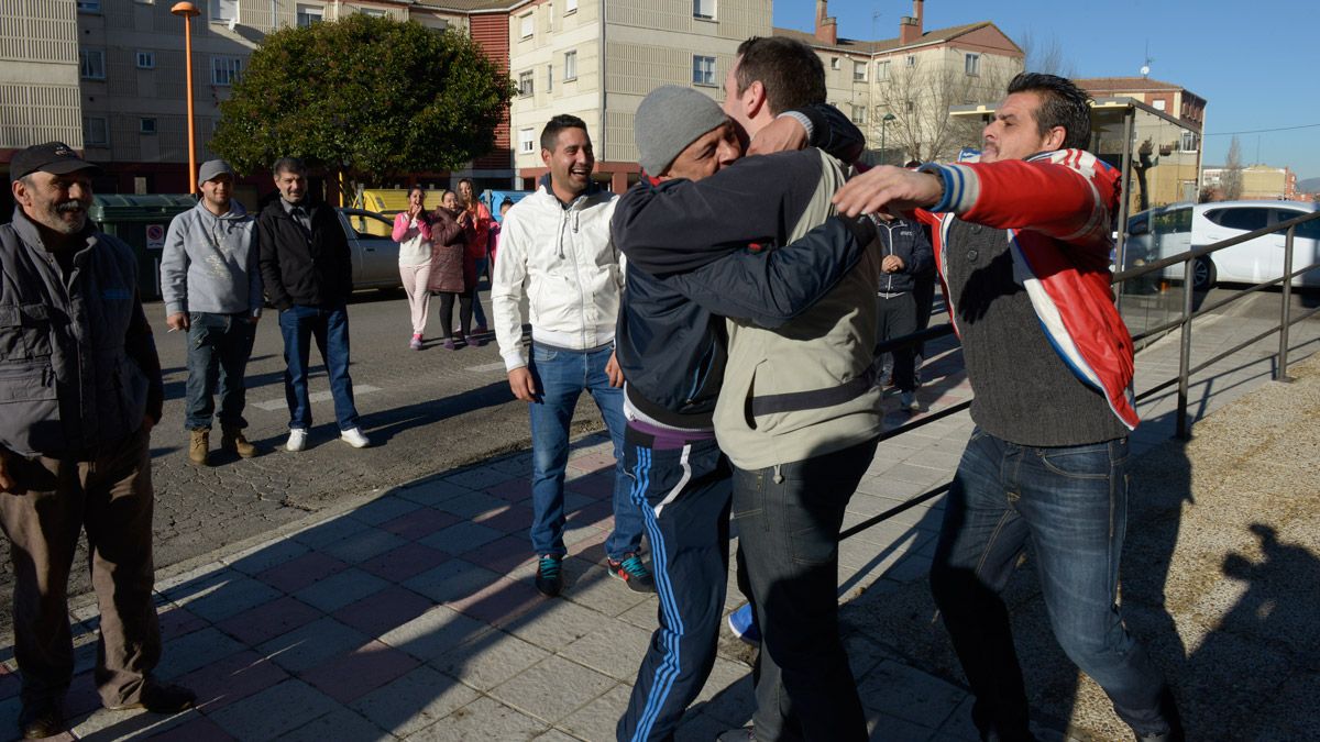 Un grupo de agraciados lo celebran en las calles de Armunia. | MAURICIO PEÑA
