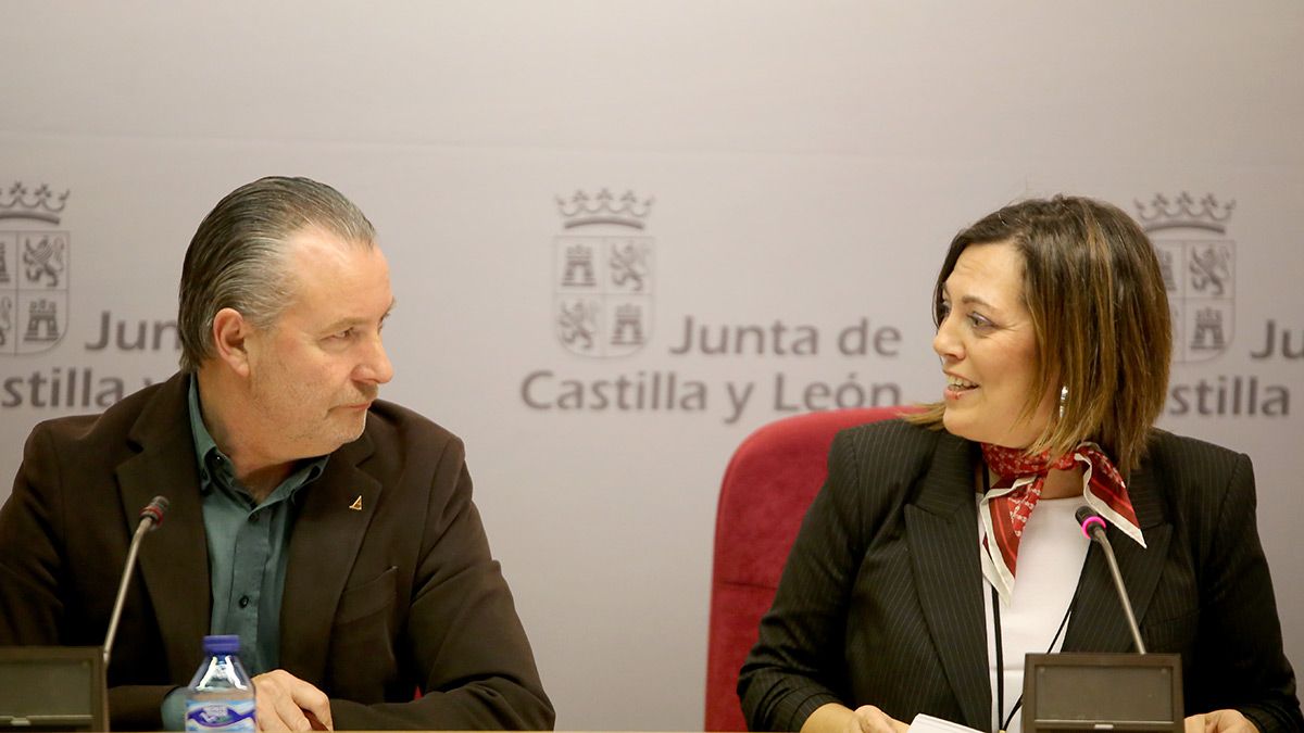 La consejera de Agricultura y Ganadería, Milagros Marcos, con Donaciano Dujo, de Asaja Castilla y León. | ICAL