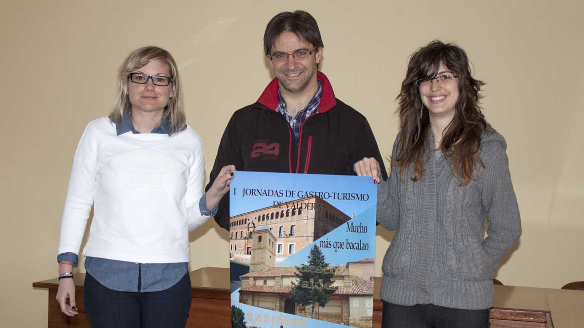 Rosa Rodríguez y Elena Panero, guías turísticas de Valderas, junto al concejal Juan José Santano. :: T. GIGANTO