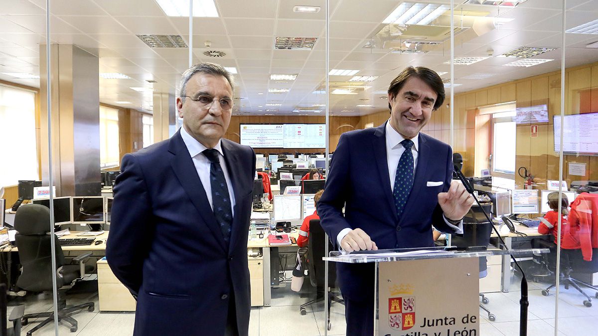 El consejero de Fomento y Medio Ambiente, Juan Carlos Suárez-Quiñones, presenta el Balance anual del Servicio de Emergencia 112 junto al director de la Agencia de Protección Civil, José Luis Ventosa. | ICAL