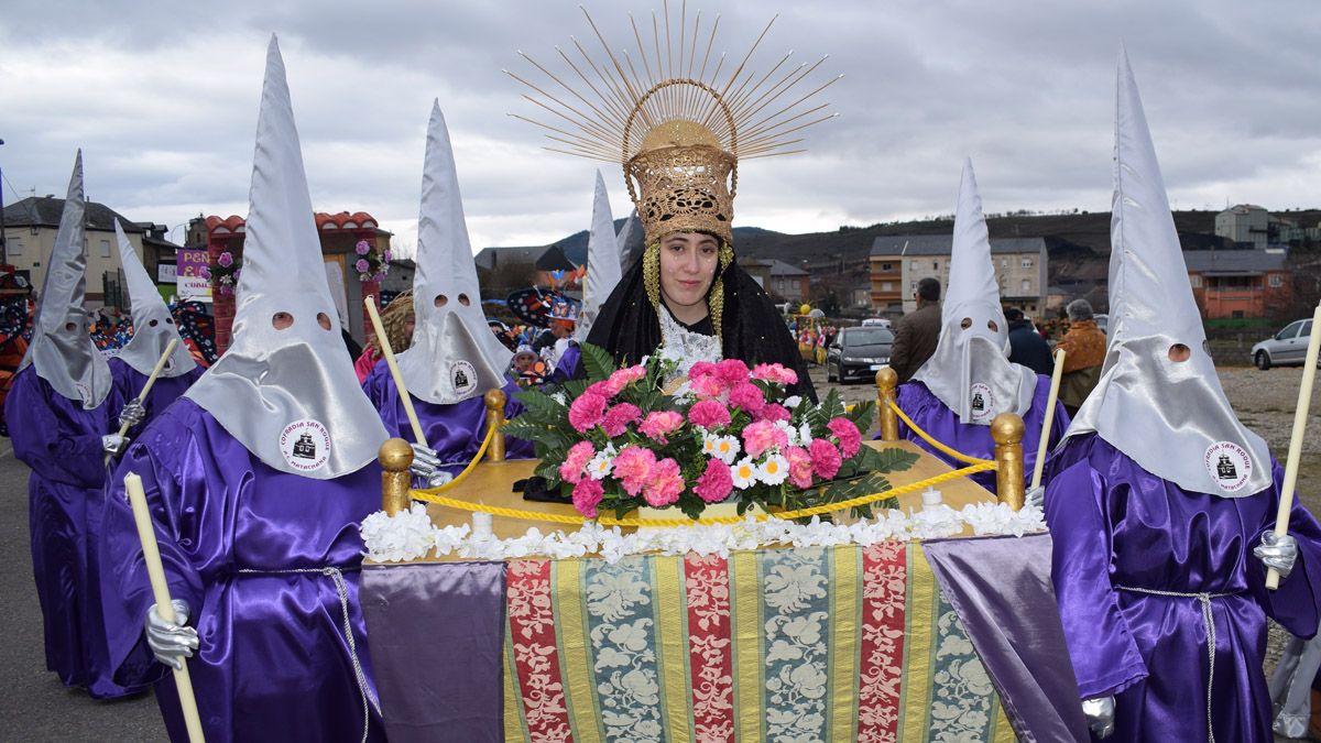 Unos nazarenos carnavaleros custodiando un paso en el desfile de Fabero. | ASOCIACIÓN CULTURAL SAN ROQUE
