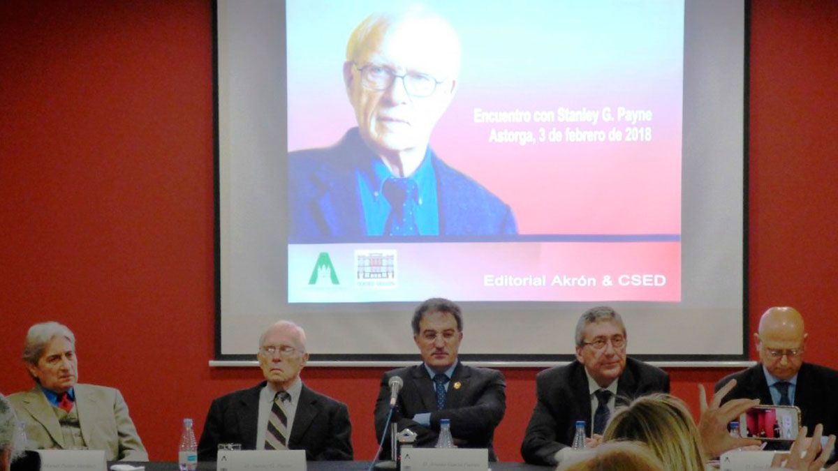 Stanley G. Payne (segundo por la izquierda) en Astorga. | P.V.
